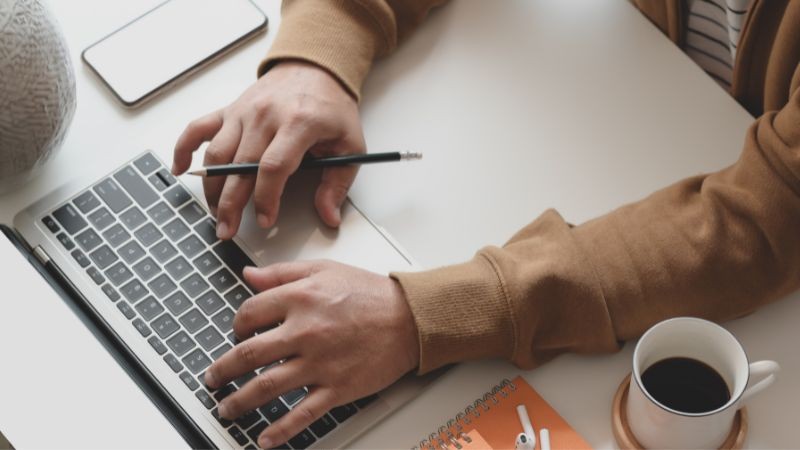 Textos para e-mails profissionais com clareza e tom adequado.